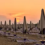 Colourful Flat Next To The Beach-beahost بيبيوني