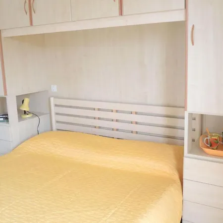 Colourful Flat Next To The Beach-beahost شقة