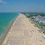 Apartman Colourful Flat Next To The Beach-beahost *