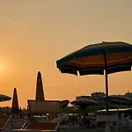公寓 Colourful Flat Next To The Beach-beahost