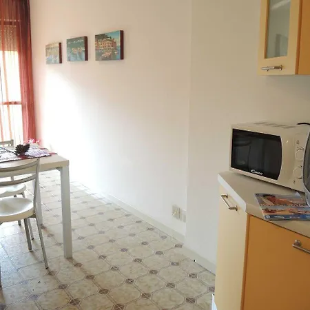 Colourful Flat Next To The Beach-beahost *