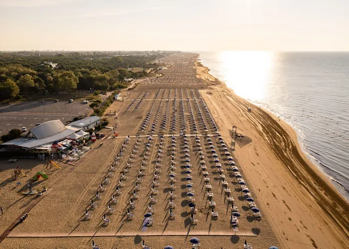 Colourful Flat Next To The Beach-beahost Apartman