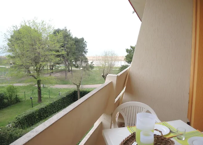 Apartment Colourful Flat Next To The Beach-beahost *